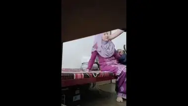 Gadis Erica Lin Cantik Pasrah Kasur Crot Mulut